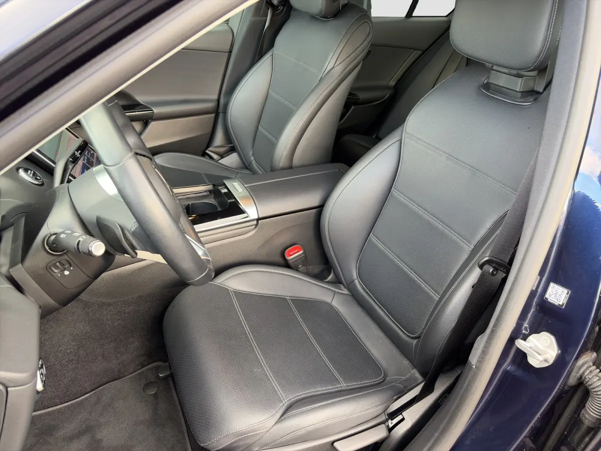 180 Business Line | Camera | Carplay | Adaptive cruise controle | Dodehoek detectie | Full LED | Stoelverwarming | Digitaal cockpit | Navigatie | 1e eigenaar