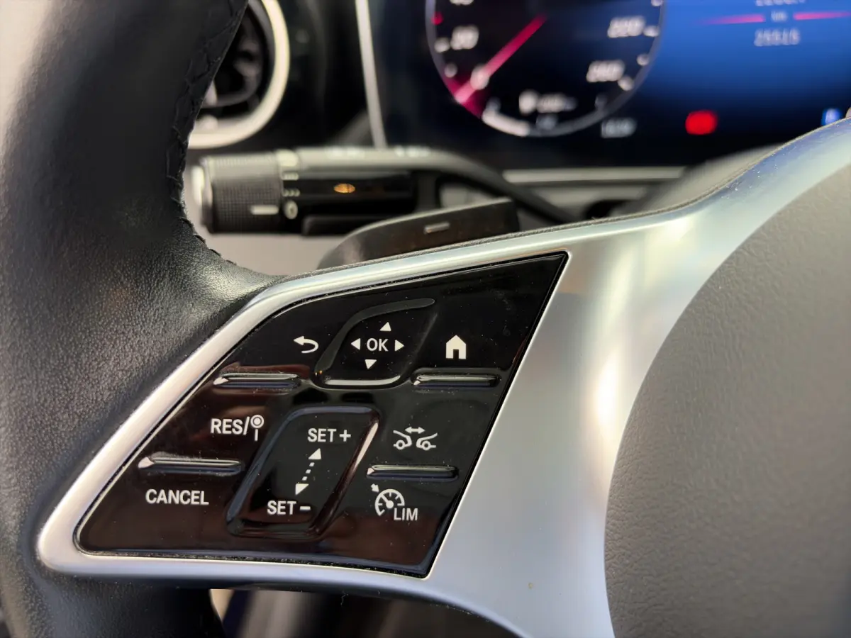 180 Business Line | Camera | Carplay | Adaptive cruise controle | Dodehoek detectie | Full LED | Stoelverwarming | Digitaal cockpit | Navigatie | 1e eigenaar