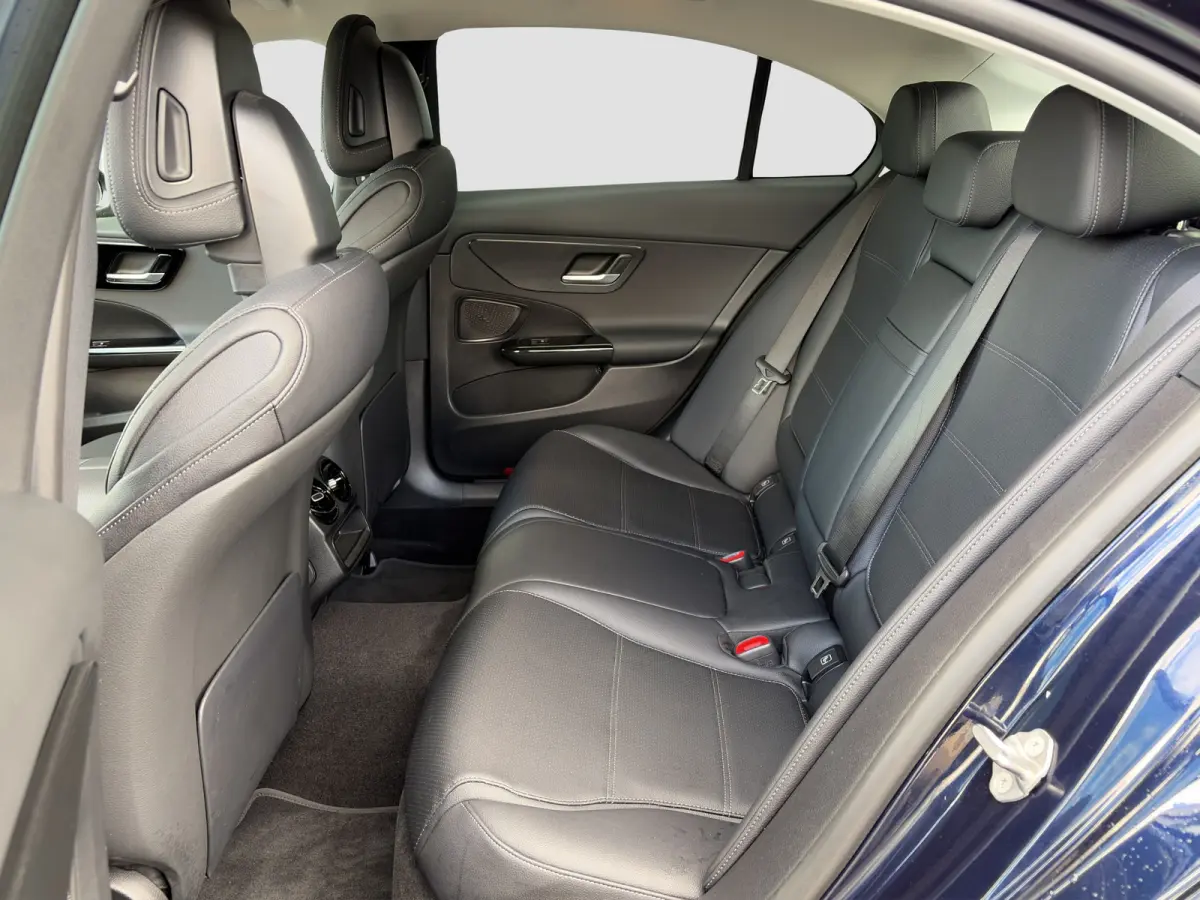 180 Business Line | Camera | Carplay | Adaptive cruise controle | Dodehoek detectie | Full LED | Stoelverwarming | Digitaal cockpit | Navigatie | 1e eigenaar