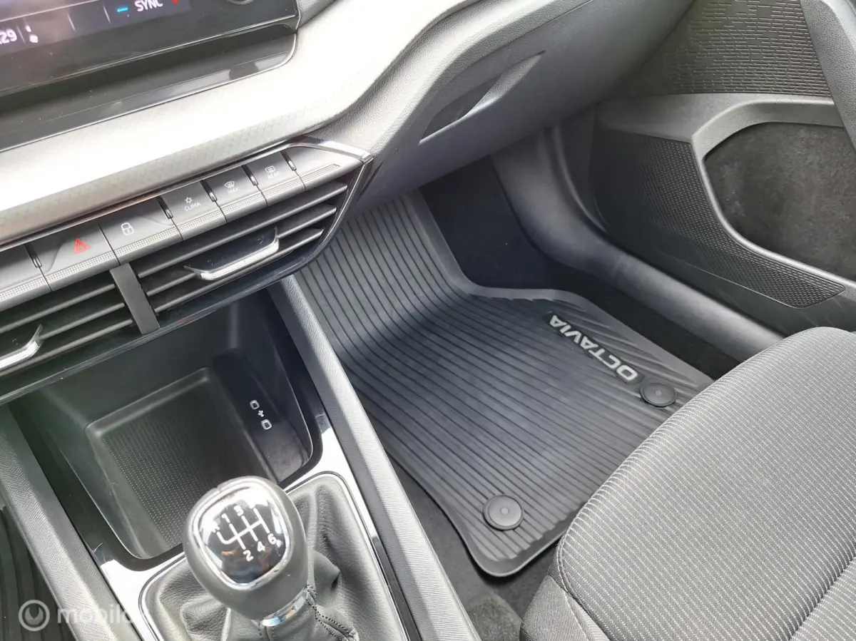 1.0 TSI AMBITION • Cruise control •