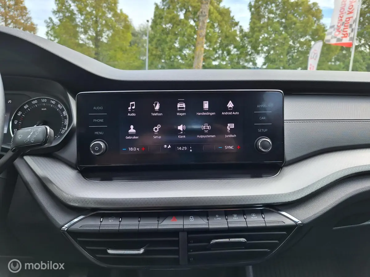 1.0 TSI AMBITION • Cruise control •