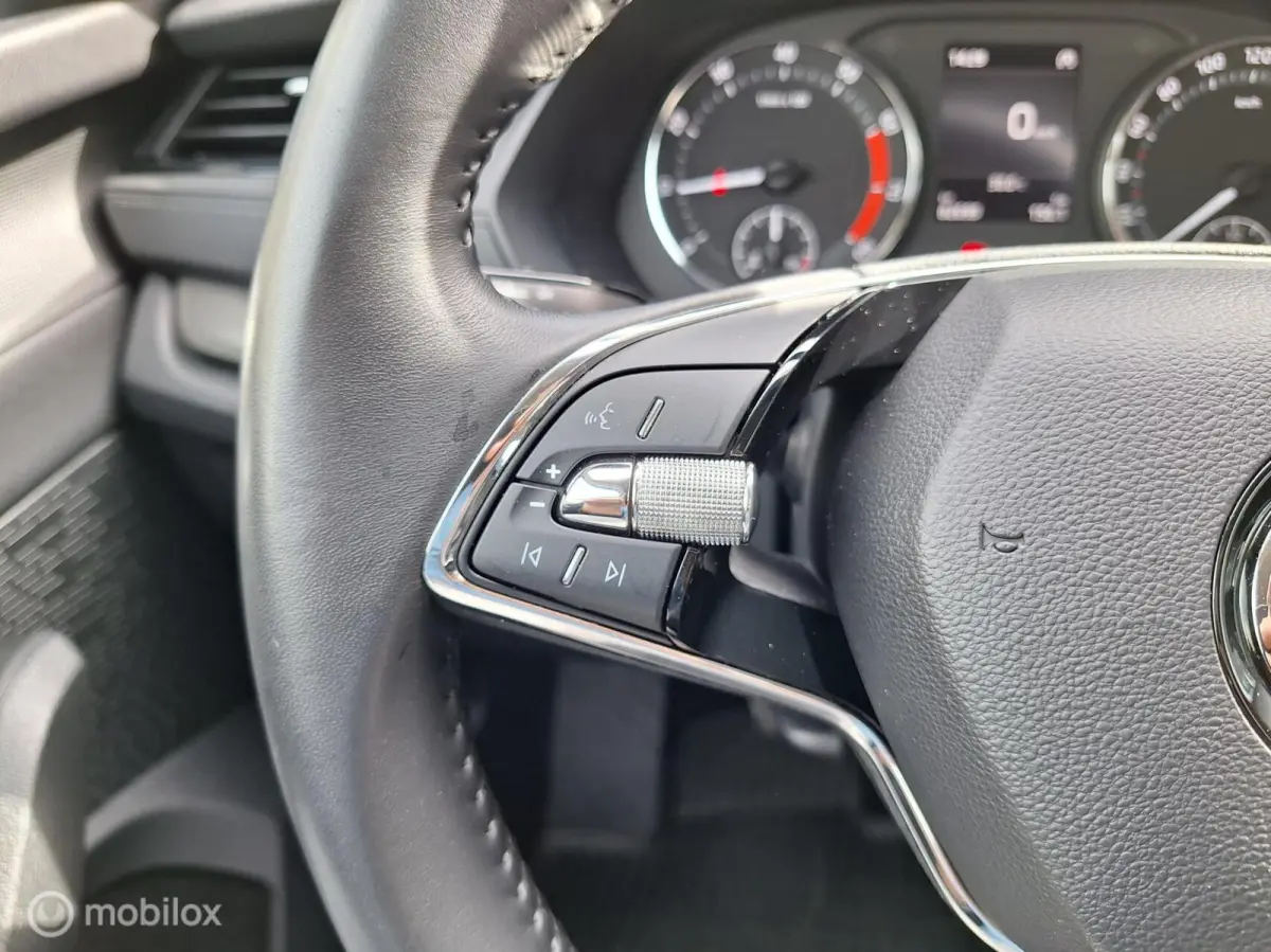 1.0 TSI AMBITION • Cruise control •
