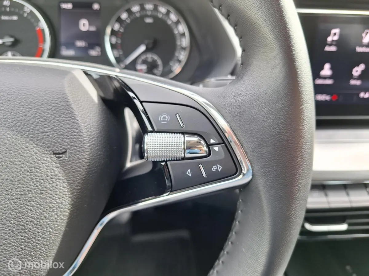 1.0 TSI AMBITION • Cruise control •