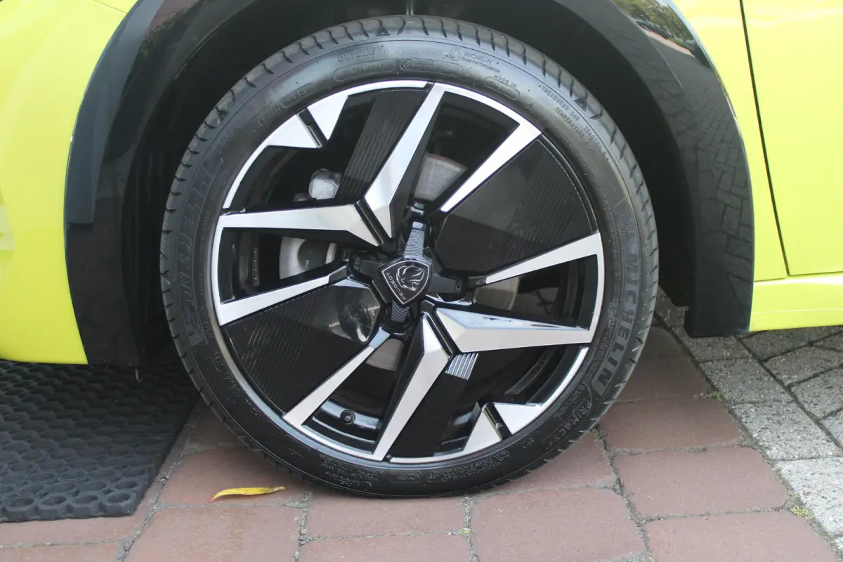 1.2 Hybrid 145PK AUTOMAAT GT | PANORAMA DAK | ADAPTIVE CRUISE CONTROL | KEYLESS ENTRY/START | LICHTMETALEN VELGEN 17" | ACHTERUITRIJ CAMERA | FULL LED KOPLAMPEN | PARKEERSENSOREN VOOR + ACHT