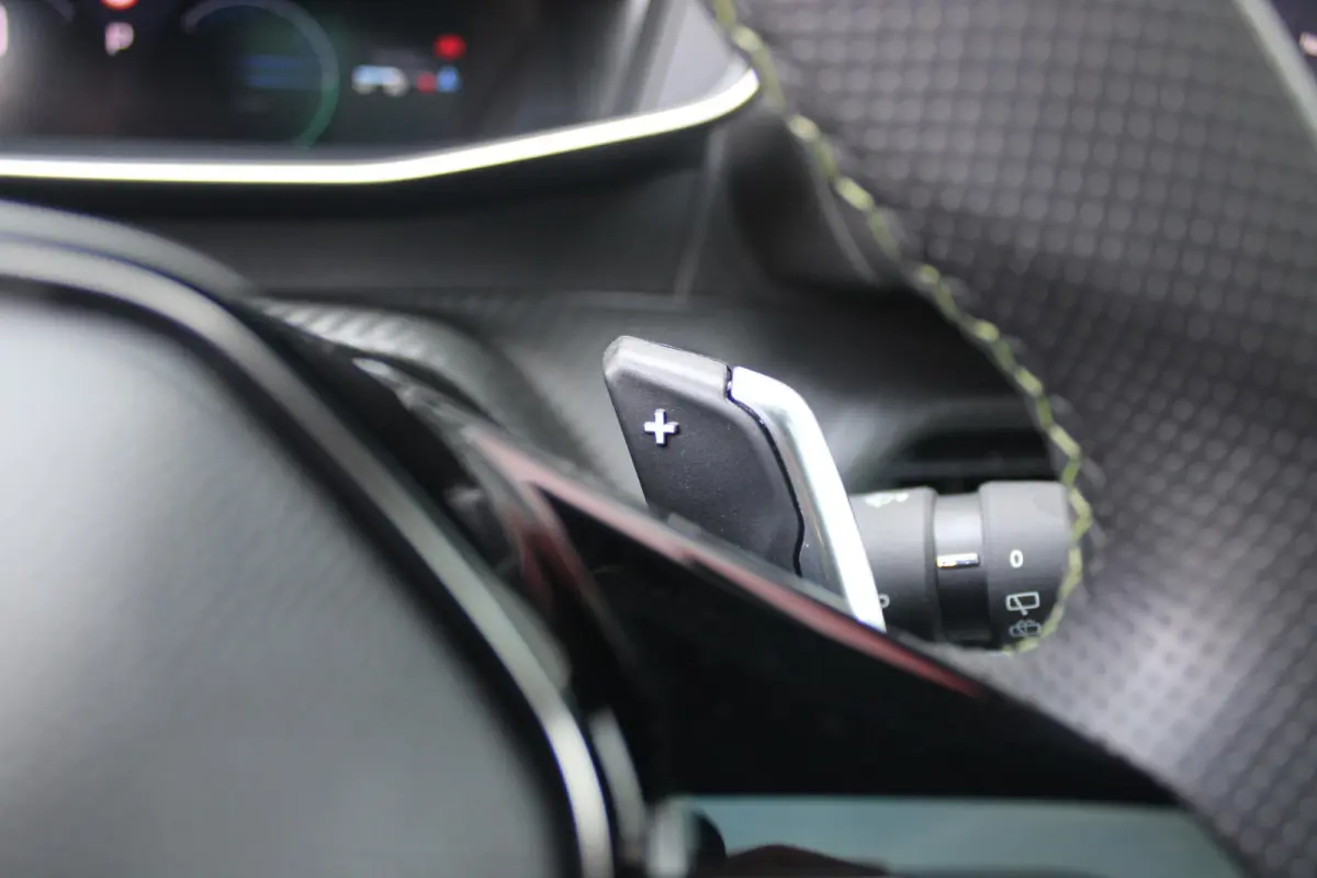 1.2 Hybrid 145PK AUTOMAAT GT | PANORAMA DAK | ADAPTIVE CRUISE CONTROL | KEYLESS ENTRY/START | LICHTMETALEN VELGEN 17" | ACHTERUITRIJ CAMERA | FULL LED KOPLAMPEN | PARKEERSENSOREN VOOR + ACHT