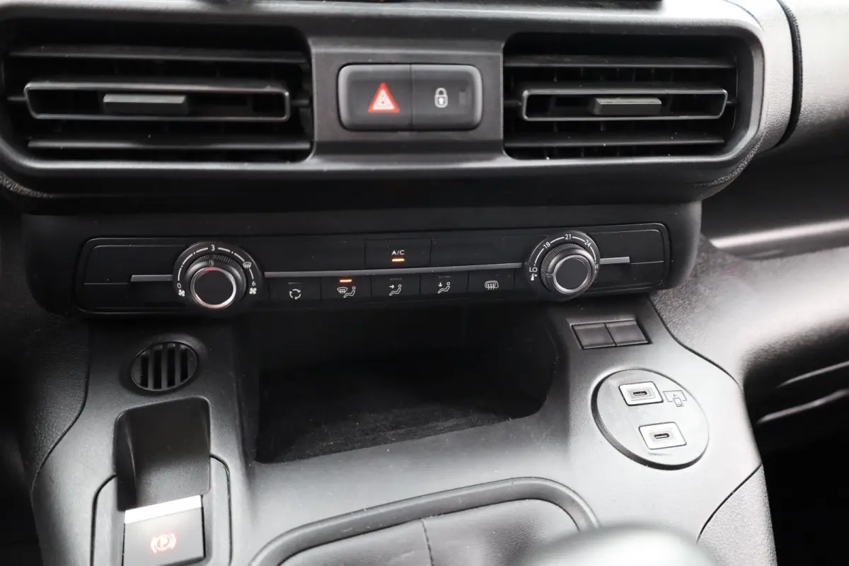 1.5 BlueHDi 100 S&S L1 Trekhaak | Houten Laadvloer | Camera | Navigatie | Carplay | Cruise | Airco | All-Season | Achteruit rijcamera | Airco | Apple Carplay/Android Auto|telefoonintegratie 