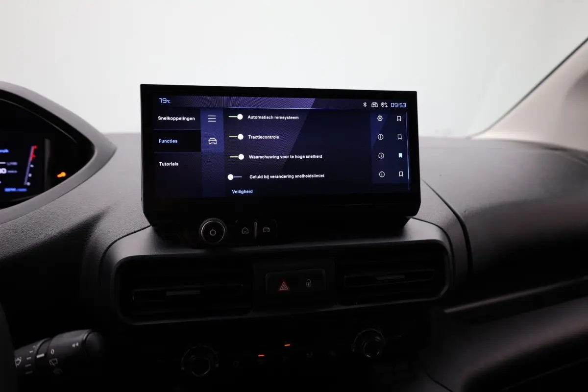 1.5 BlueHDi 100 S&S L1 Trekhaak | Houten Laadvloer | Camera | Navigatie | Carplay | Cruise | Airco | All-Season | Achteruit rijcamera | Airco | Apple Carplay/Android Auto|telefoonintegratie 