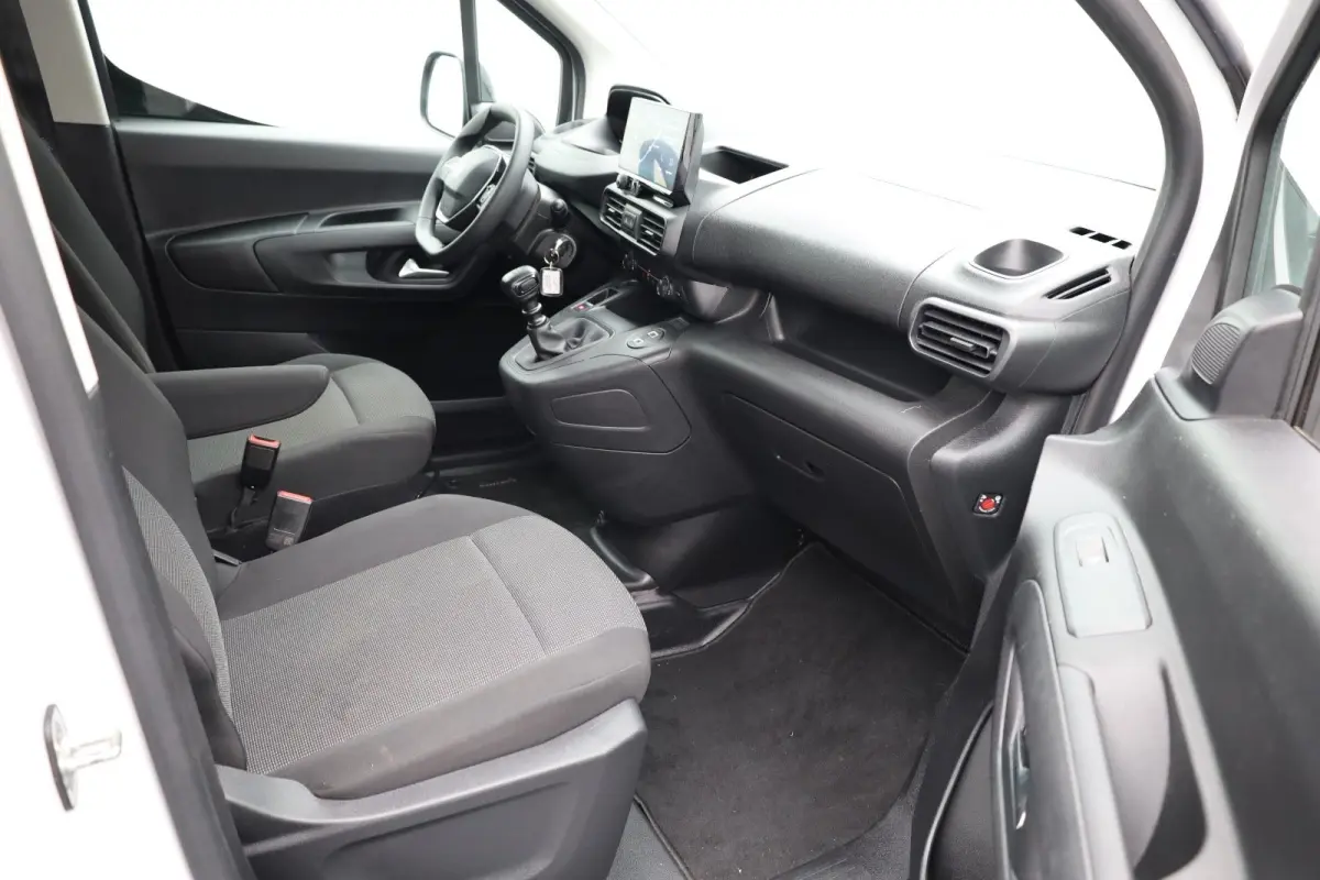 1.5 BlueHDi 100 S&S L1 Trekhaak | Houten Laadvloer | Camera | Navigatie | Carplay | Cruise | Airco | All-Season | Achteruit rijcamera | Airco | Apple Carplay/Android Auto|telefoonintegratie 