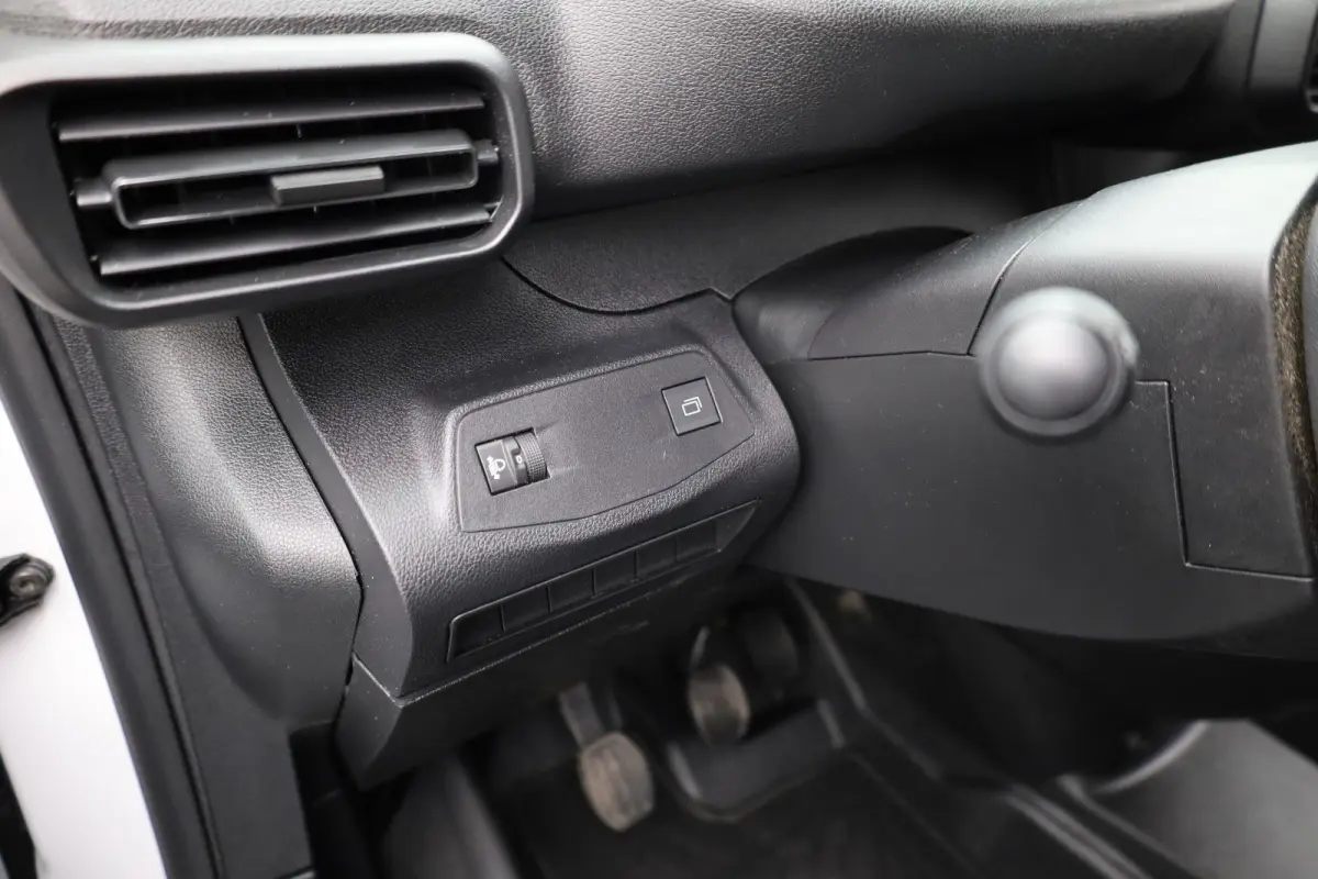 1.5 BlueHDi 100 S&S L1 Trekhaak | Houten Laadvloer | Camera | Navigatie | Carplay | Cruise | Airco | All-Season | Achteruit rijcamera | Airco | Apple Carplay/Android Auto|telefoonintegratie 