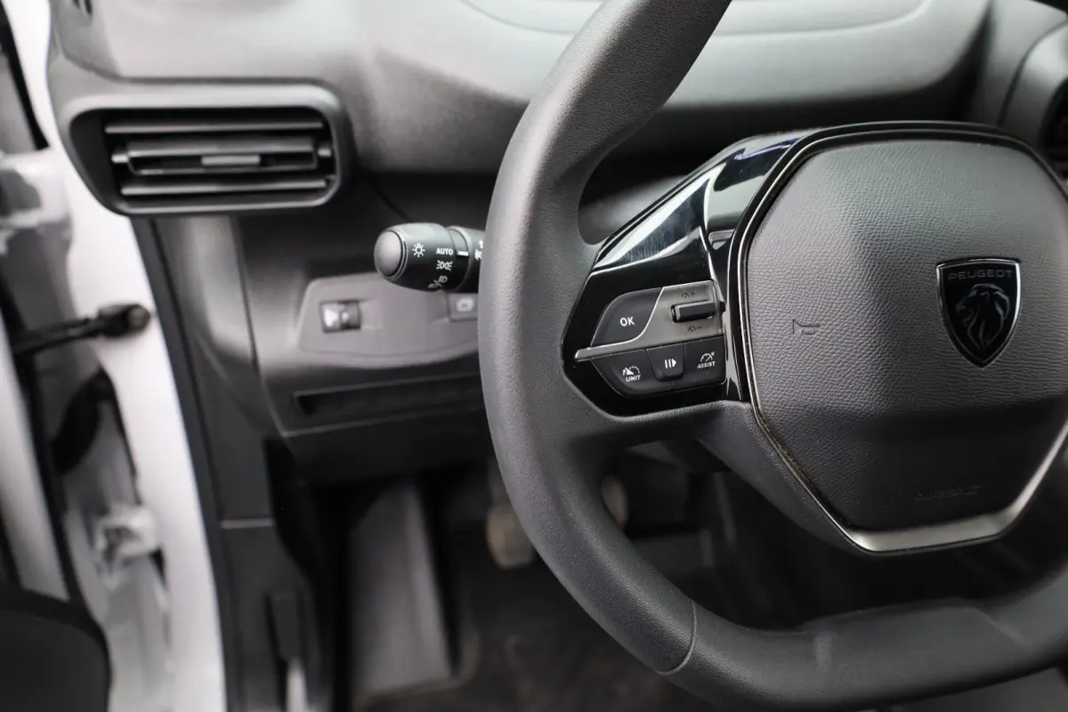 1.5 BlueHDi 100 S&S L1 Trekhaak | Houten Laadvloer | Camera | Navigatie | Carplay | Cruise | Airco | All-Season | Achteruit rijcamera | Airco | Apple Carplay/Android Auto|telefoonintegratie 