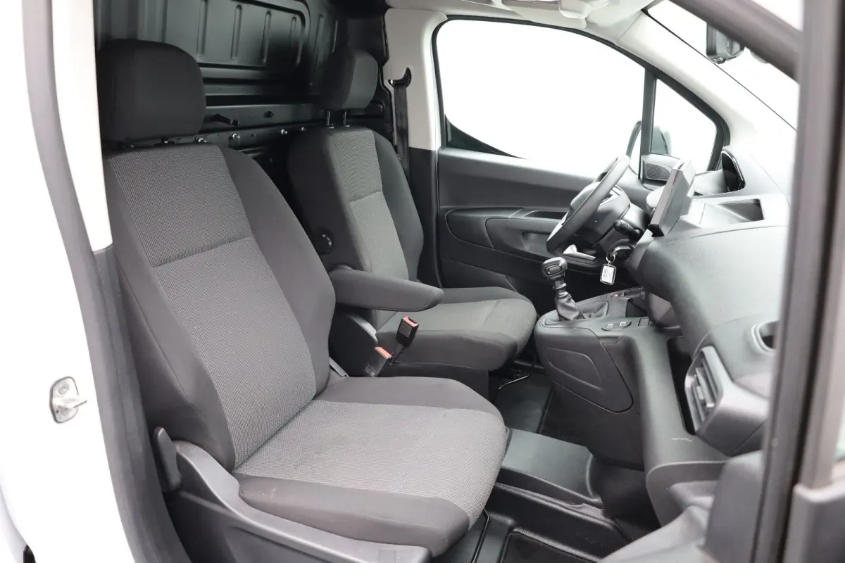 1.5 BlueHDi 100 S&S L1 Trekhaak | Houten Laadvloer | Camera | Navigatie | Carplay | Cruise | Airco | All-Season | Achteruit rijcamera | Airco | Apple Carplay/Android Auto|telefoonintegratie 
