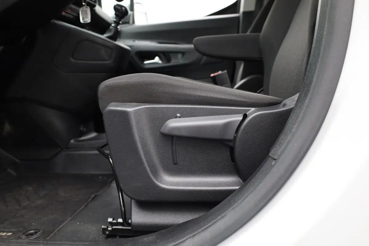 1.5 BlueHDi 100 S&S L1 Trekhaak | Houten Laadvloer | Camera | Navigatie | Carplay | Cruise | Airco | All-Season | Achteruit rijcamera | Airco | Apple Carplay/Android Auto|telefoonintegratie 