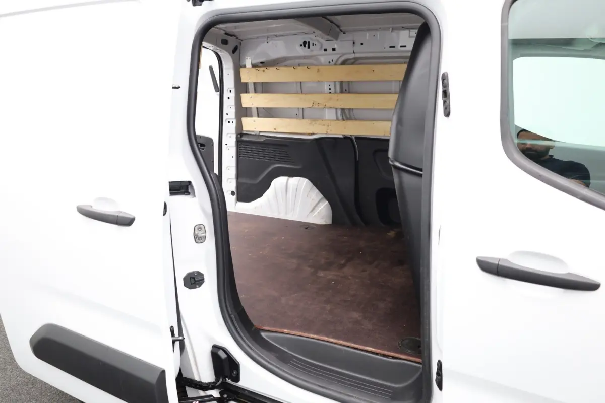 1.5 BlueHDi 100 S&S L1 Trekhaak | Houten Laadvloer | Camera | Navigatie | Carplay | Cruise | Airco | All-Season | Achteruit rijcamera | Airco | Apple Carplay/Android Auto|telefoonintegratie 