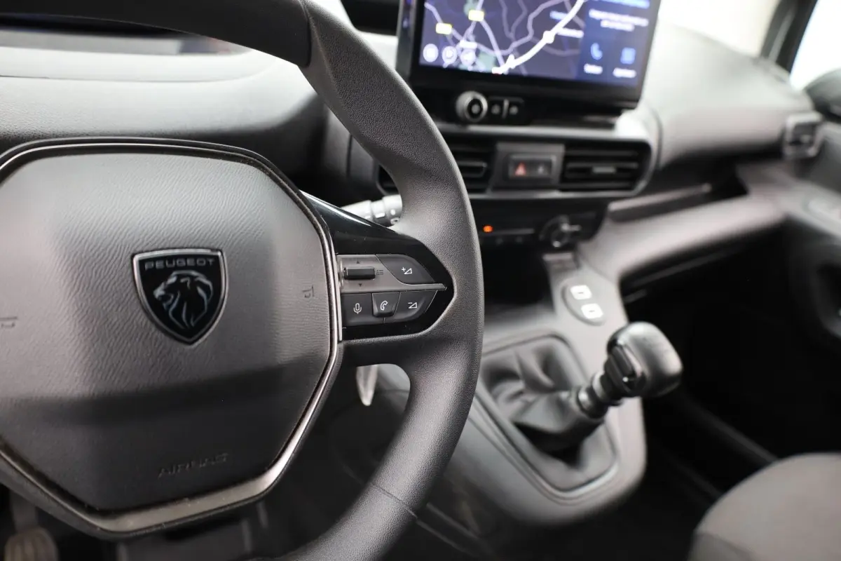 1.5 BlueHDi 100 S&S L1 Trekhaak | Houten Laadvloer | Camera | Navigatie | Carplay | Cruise | Airco | All-Season | Achteruit rijcamera | Airco | Apple Carplay/Android Auto|telefoonintegratie 