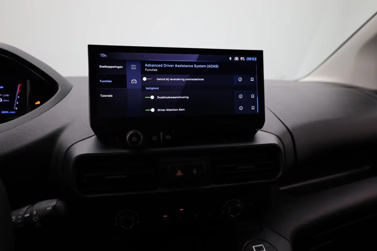1.5 BlueHDi 100 S&S L1 Trekhaak | Houten Laadvloer | Camera | Navigatie | Carplay | Cruise | Airco | All-Season | Achteruit rijcamera | Airco | Apple Carplay/Android Auto|telefoonintegratie 