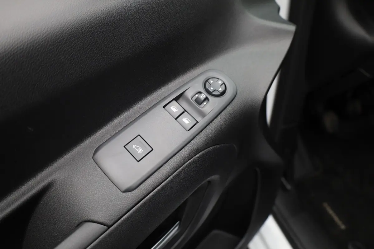 1.5 BlueHDi 100 S&S L1 Trekhaak | Houten Laadvloer | Camera | Navigatie | Carplay | Cruise | Airco | All-Season | Achteruit rijcamera | Airco | Apple Carplay/Android Auto|telefoonintegratie 