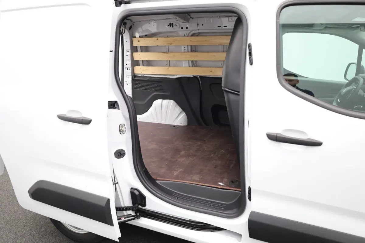 1.5 BlueHDi 100 S&S L1 Trekhaak | Houten Laadvloer | Camera | Navigatie | Carplay | Cruise | Airco | All-Season | Achteruitrij camera | Airco | Apple Carplay/Android Auto|telefoonintegratie 