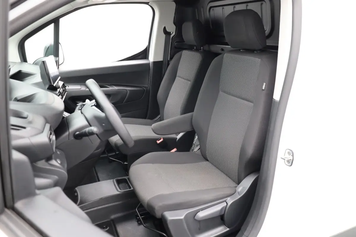 1.5 BlueHDi 100 S&S L1 Trekhaak | Houten Laadvloer | Camera | Navigatie | Carplay | Cruise | Airco | All-Season | Achteruitrij camera | Airco | Apple Carplay/Android Auto|telefoonintegratie 