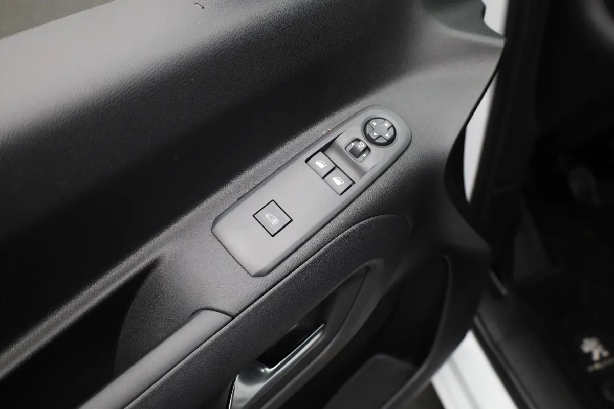 1.5 BlueHDi 100 S&S L1 Trekhaak | Houten Laadvloer | Camera | Navigatie | Carplay | Cruise | Airco | All-Season | Achteruitrij camera | Airco | Apple Carplay/Android Auto|telefoonintegratie 
