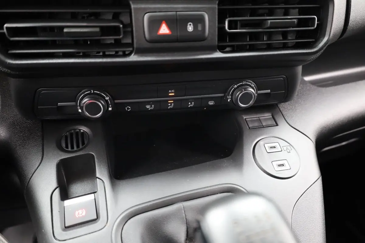 1.5 BlueHDi 100 S&S L1 Trekhaak | Houten Laadvloer | Camera | Navigatie | Carplay | Cruise | Airco | All-Season | Achteruitrij camera | Airco | Apple Carplay/Android Auto|telefoonintegratie 