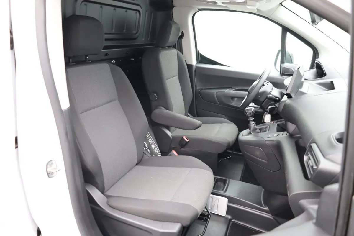 1.5 BlueHDi 100 S&S L1 Trekhaak | Houten Laadvloer | Camera | Navigatie | Carplay | Cruise | Airco | All-Season | Achteruitrij camera | Airco | Apple Carplay/Android Auto|telefoonintegratie 