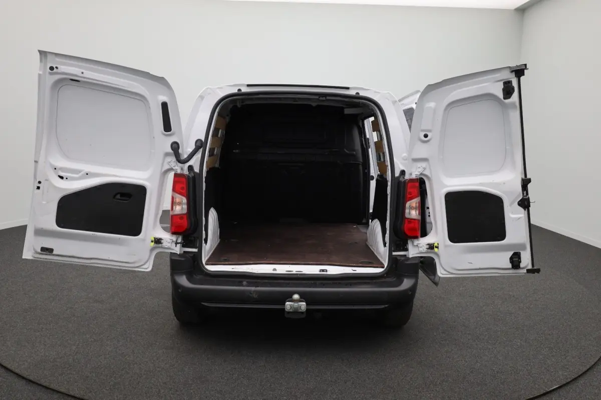 1.5 BlueHDi 100 S&S L1 Trekhaak | Houten Laadvloer | Camera | Navigatie | Carplay | Cruise | Airco | All-Season | Achteruitrij camera | Airco | Apple Carplay/Android Auto|telefoonintegratie 