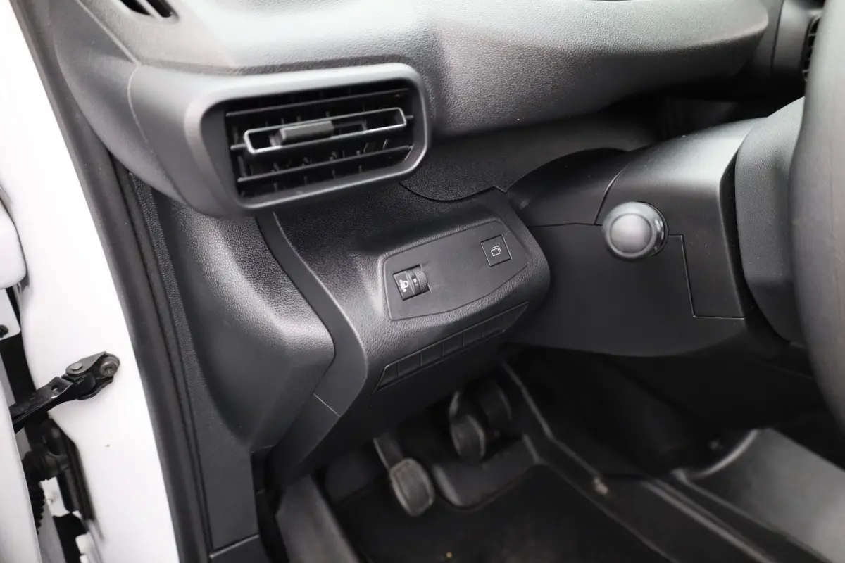 1.5 BlueHDi 100 S&S L1 Trekhaak | Houten Laadvloer | Camera | Navigatie | Carplay | Cruise | Airco | All-Season | Achteruitrij camera | Airco | Apple Carplay/Android Auto|telefoonintegratie 