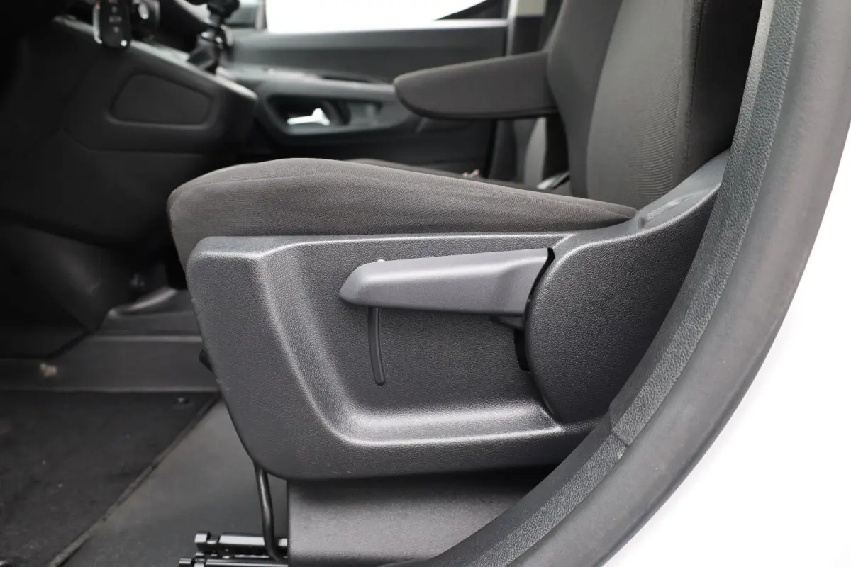 1.5 BlueHDi 100 S&S L1 Trekhaak | Houten Laadvloer | Camera | Navigatie | Carplay | Cruise | Airco | All-Season | Achteruitrij camera | Airco | Apple Carplay/Android Auto|telefoonintegratie 