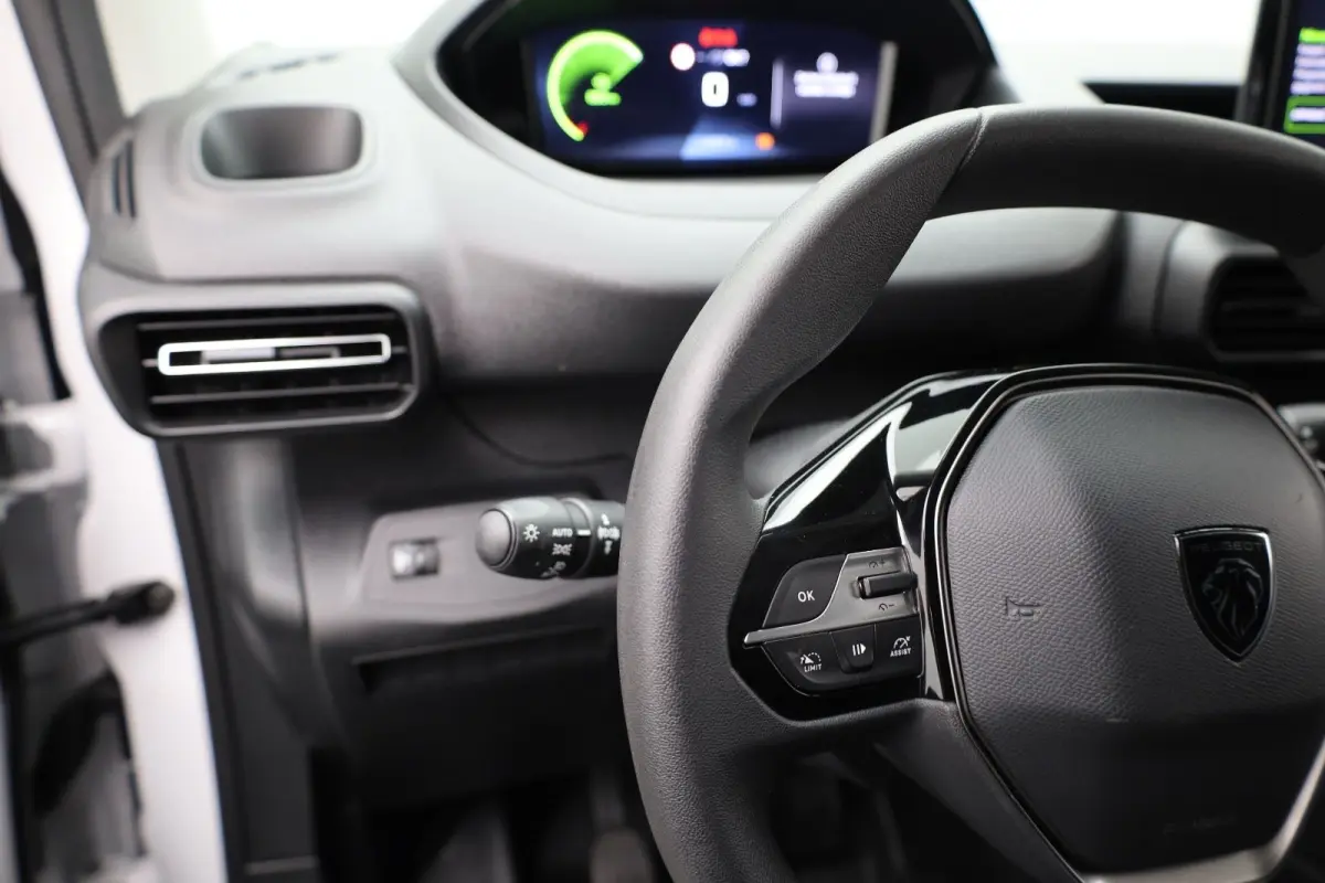 1.5 BlueHDi 100 S&S L1 Trekhaak | Houten Laadvloer | Camera | Navigatie | Carplay | Cruise | Airco | All-Season | Achteruitrij camera | Airco | Apple Carplay/Android Auto|telefoonintegratie 