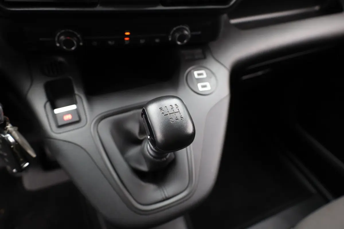 1.5 BlueHDi 100 S&S L1 Trekhaak | Houten Laadvloer | Camera | Navigatie | Carplay | Cruise | Airco | All-Season | Achteruitrij camera | Airco | Apple Carplay/Android Auto|telefoonintegratie 