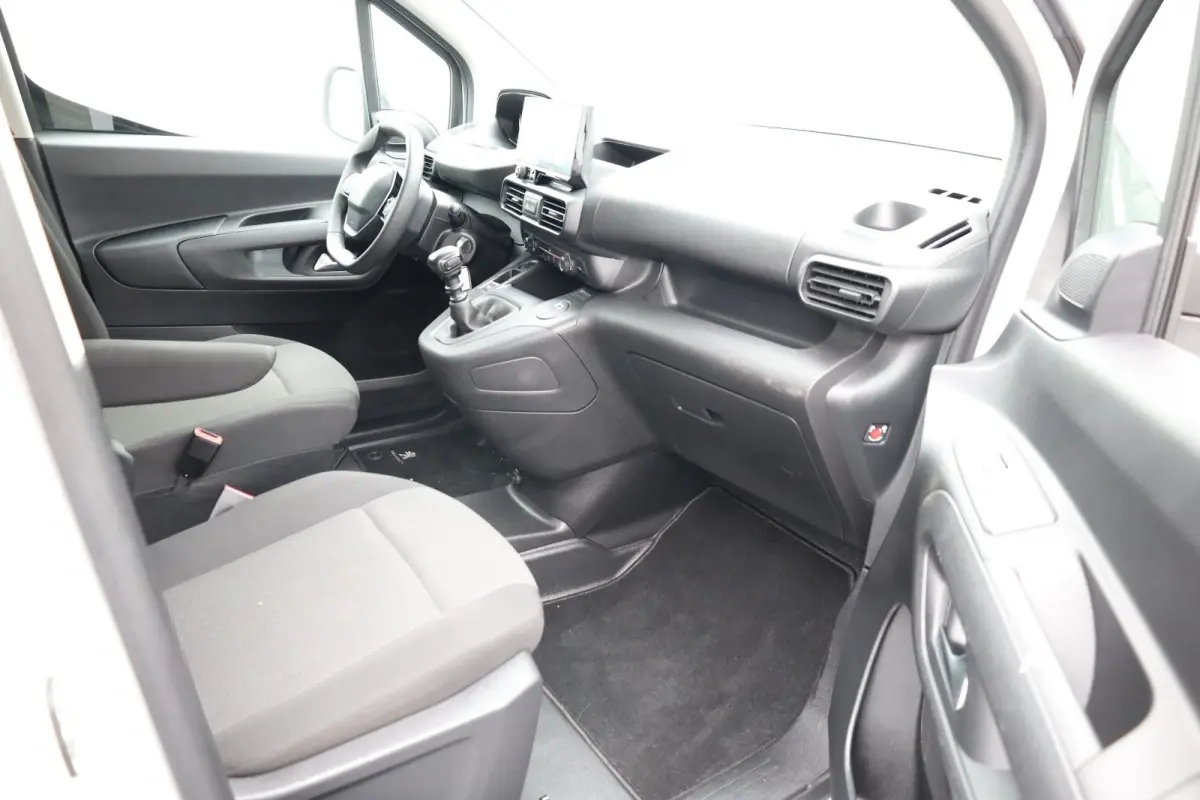 1.5 BlueHDi 100 S&S L1 Trekhaak | Houten Laadvloer | Camera | Navigatie | Carplay | Cruise | Airco | All-Season | Achteruitrij camera | Airco | Apple Carplay/Android Auto|telefoonintegratie 