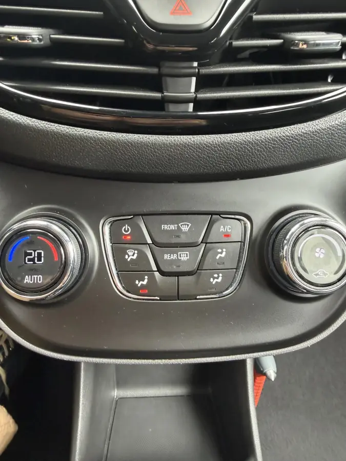 1.0 75pk Innovation | Stoelverwarming | Climate control | Cruise control |
