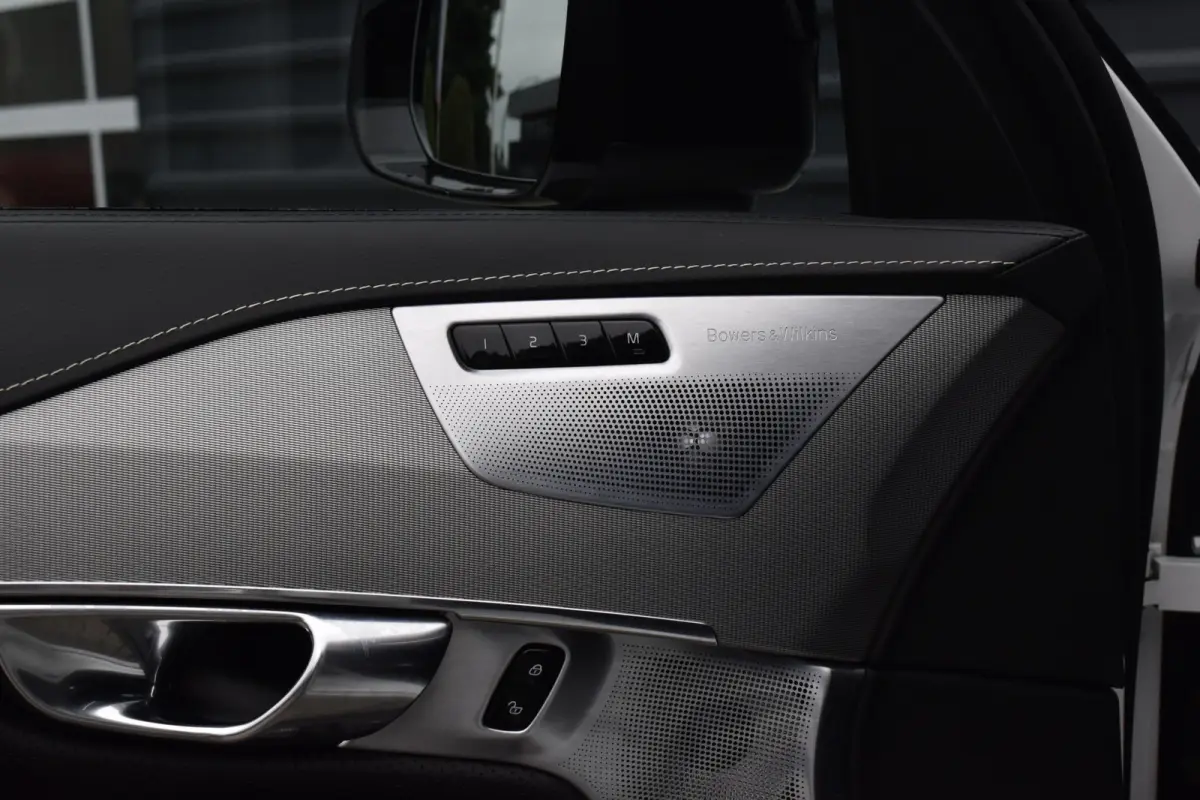 2.0 T8 Recharge AWD R-Design | Panorama | Bowers&Wilkins | Trekhaak | Luchtvering | 22'' Wielen | ACC | Head- Up |
