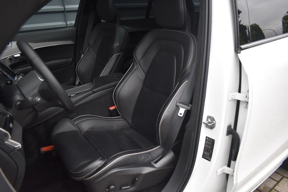 2.0 T8 Recharge AWD R-Design | Panorama | Bowers&Wilkins | Trekhaak | Luchtvering | 22'' Wielen | ACC | Head- Up |