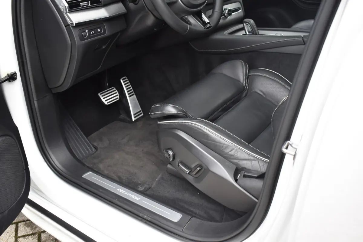 2.0 T8 Recharge AWD R-Design | Panorama | Bowers&Wilkins | Trekhaak | Luchtvering | 22'' Wielen | ACC | Head- Up |