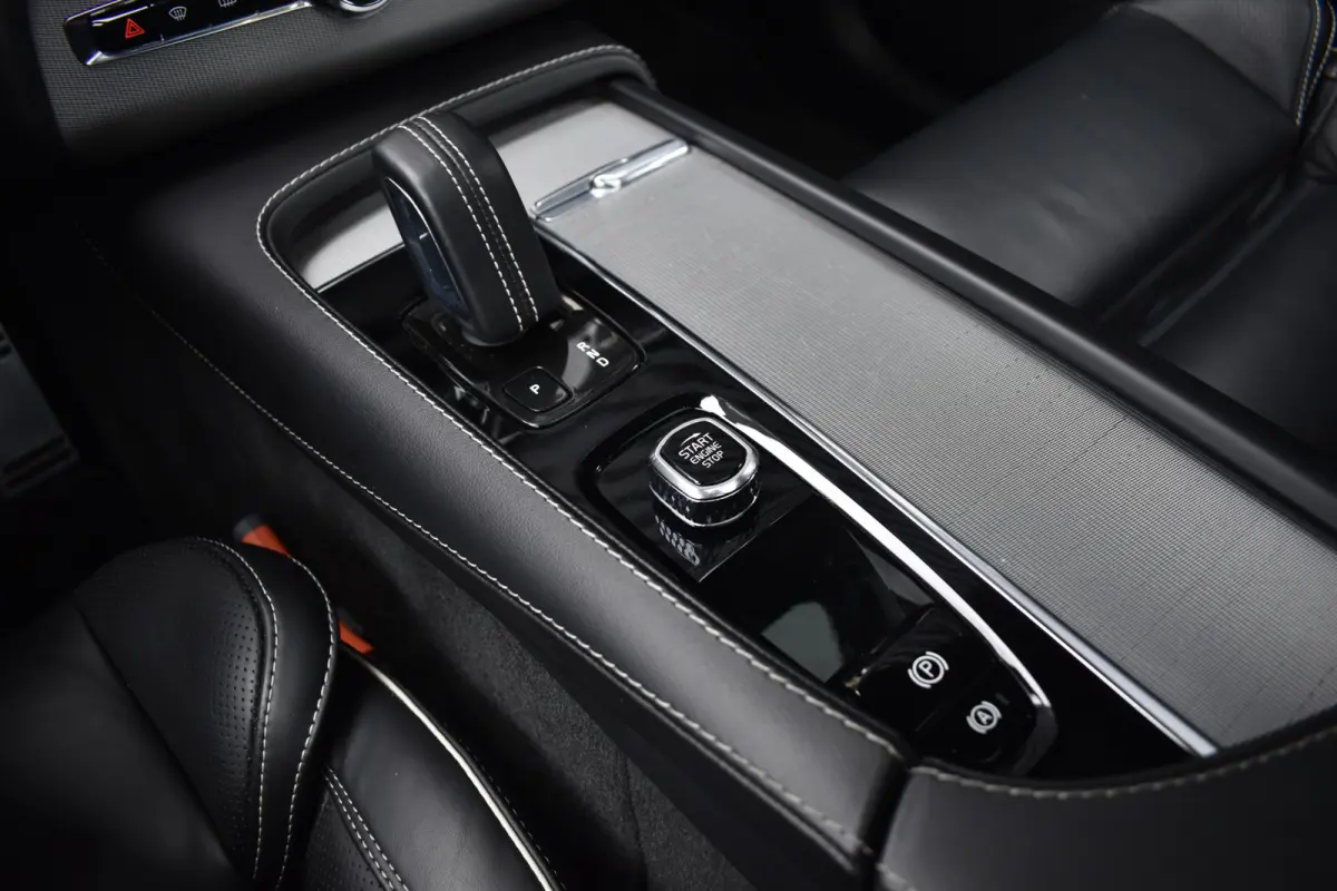 2.0 T8 Recharge AWD R-Design | Panorama | Bowers&Wilkins | Trekhaak | Luchtvering | 22'' Wielen | ACC | Head- Up |