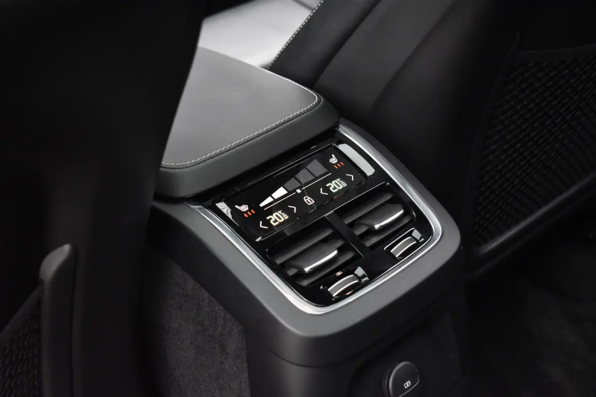 2.0 T8 Recharge AWD R-Design | Panorama | Bowers&Wilkins | Trekhaak | Luchtvering | 22'' Wielen | ACC | Head- Up |