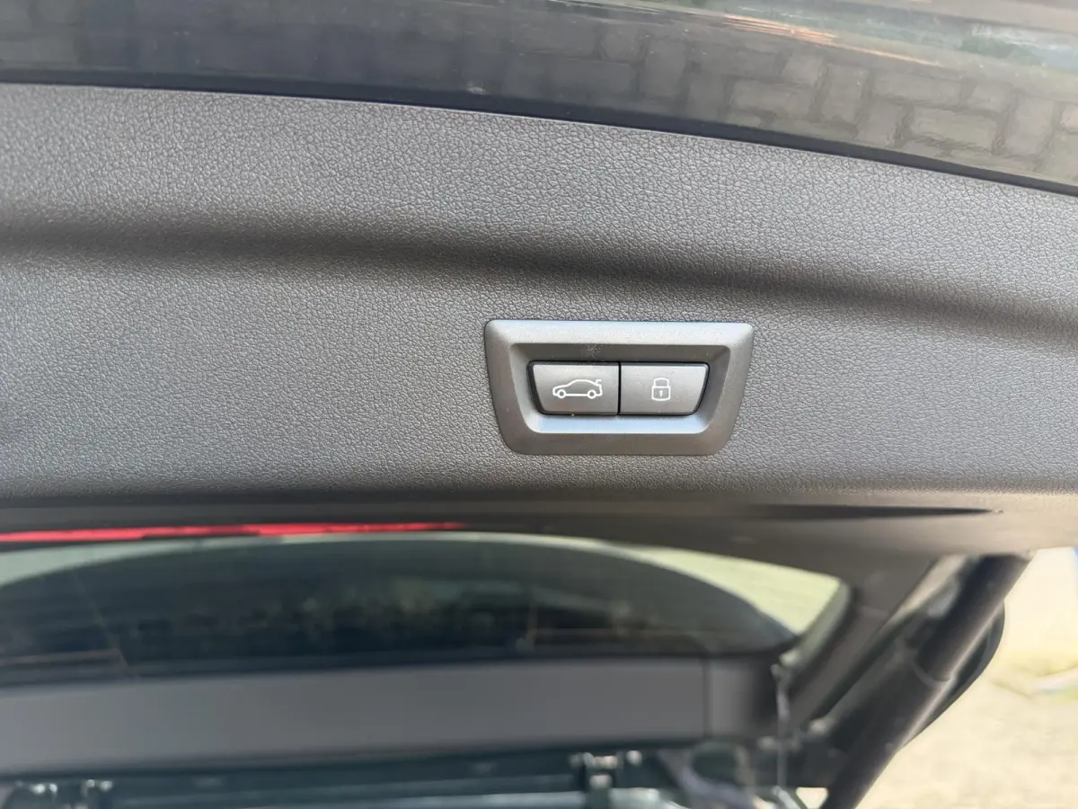 230e xDrive M Sport 18"/Panoramadak/Leder + memory/Trekhaak/Dodehoek/Keyless/360 camera/Harman Kardon/Adaptieve cruise/Head-up