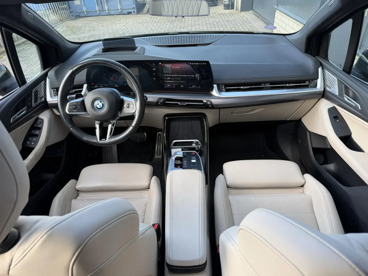 230e xDrive M Sport 18"/Panoramadak/Leder + memory/Trekhaak/Dodehoek/Keyless/360 camera/Harman Kardon/Adaptieve cruise/Head-up