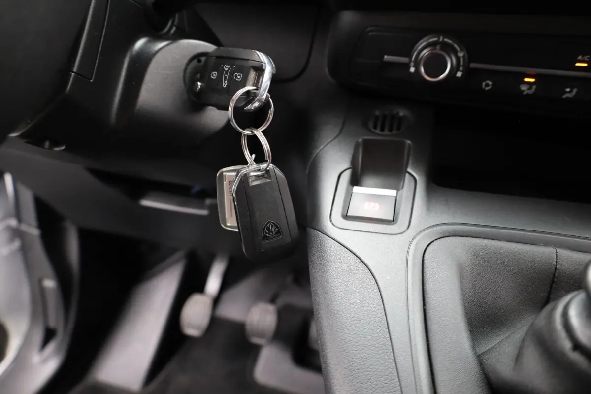1.5 BlueHDi 100 S&S L1 Trekhaak | Kunststof Laadvloer | Camera | Navigatie | Carplay | Cruise | Airco | All-Season | Achteruitrij Camera | Airco | Apple Carplay/Android Auto|telefoonintegrat