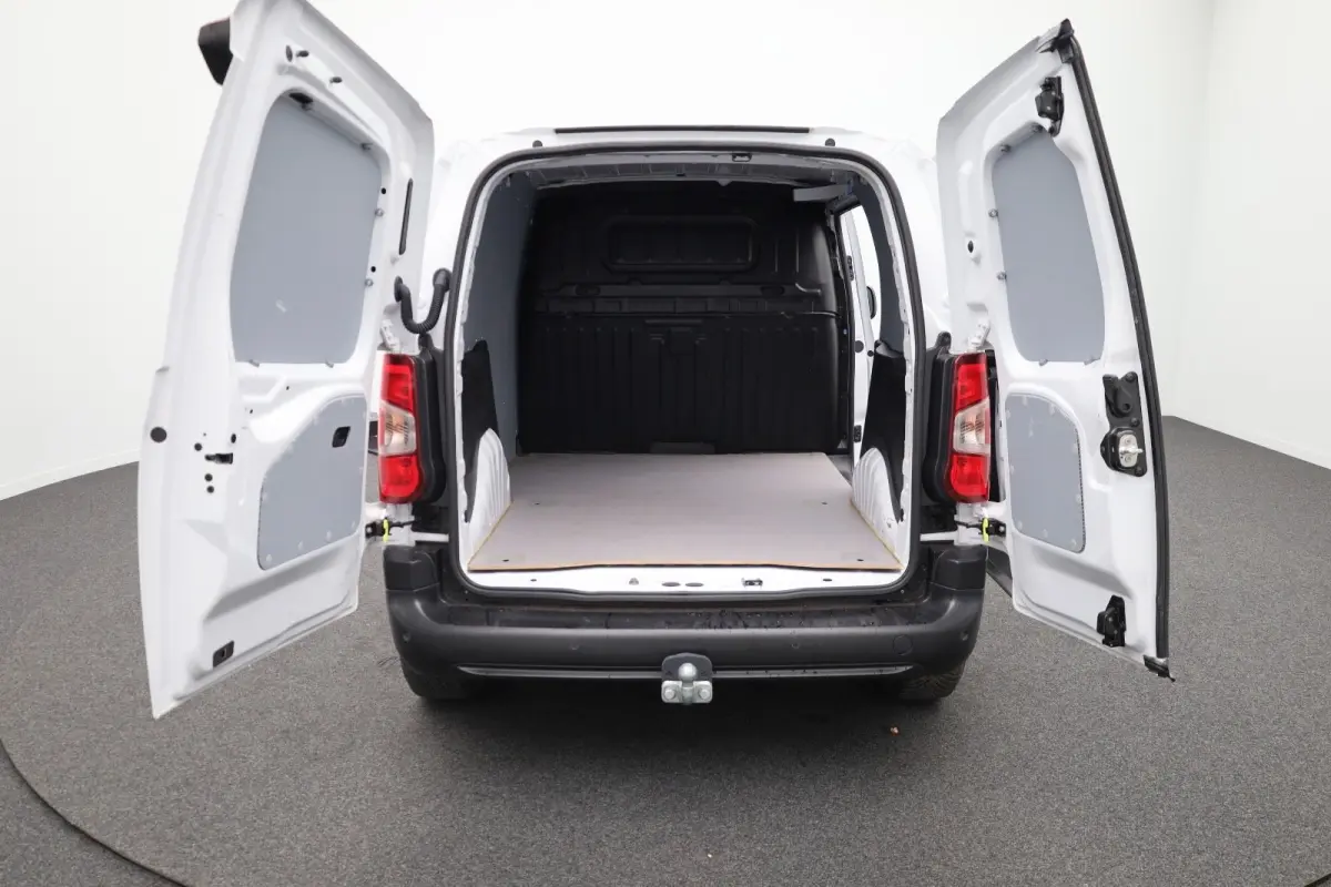 1.5 BlueHDi 100 S&S L1 Trekhaak | Kunststof Laadvloer | Camera | Navigatie | Carplay | Cruise | Airco | All-Season | Achteruitrij Camera | Airco | Apple Carplay/Android Auto|telefoonintegrat