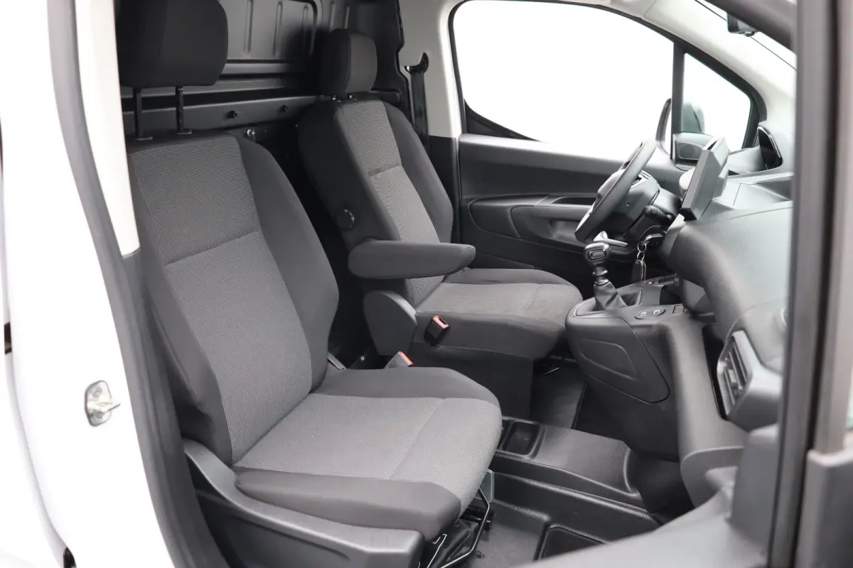1.5 BlueHDi 100 S&S L1 Trekhaak | Kunststof Laadvloer | Camera | Navigatie | Carplay | Cruise | Airco | All-Season | Achteruitrij Camera | Airco | Apple Carplay/Android Auto|telefoonintegrat