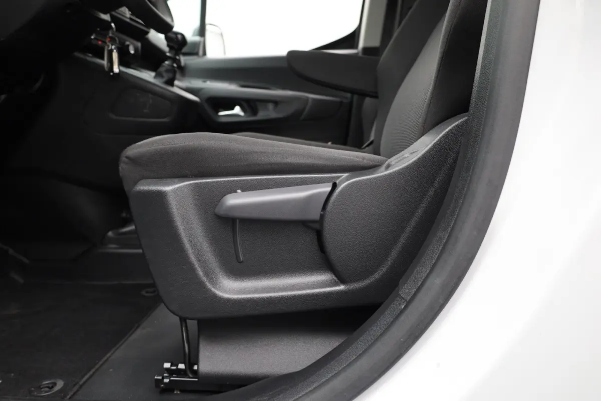 1.5 BlueHDi 100 S&S L1 Trekhaak | Kunststof Laadvloer | Camera | Navigatie | Carplay | Cruise | Airco | All-Season | Achteruitrij Camera | Airco | Apple Carplay/Android Auto|telefoonintegrat