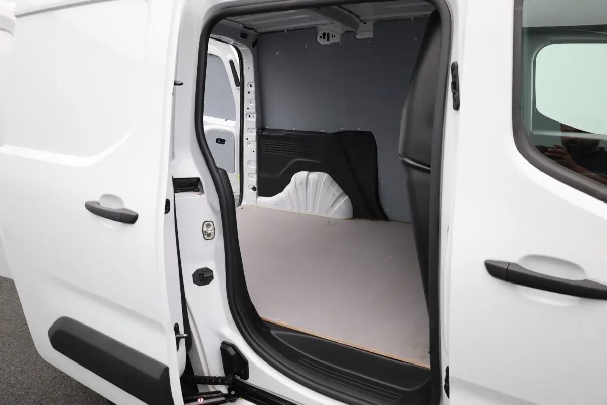 1.5 BlueHDi 100 S&S L1 Trekhaak | Kunststof Laadvloer | Camera | Navigatie | Carplay | Cruise | Airco | All-Season | Achteruitrij Camera | Airco | Apple Carplay/Android Auto|telefoonintegrat