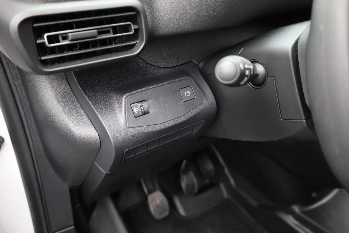 1.5 BlueHDi 100 S&S L1 Trekhaak | Kunststof Laadvloer | Camera | Navigatie | Carplay | Cruise | Airco | All-Season | Achteruitrij Camera | Airco | Apple Carplay/Android Auto|telefoonintegrat
