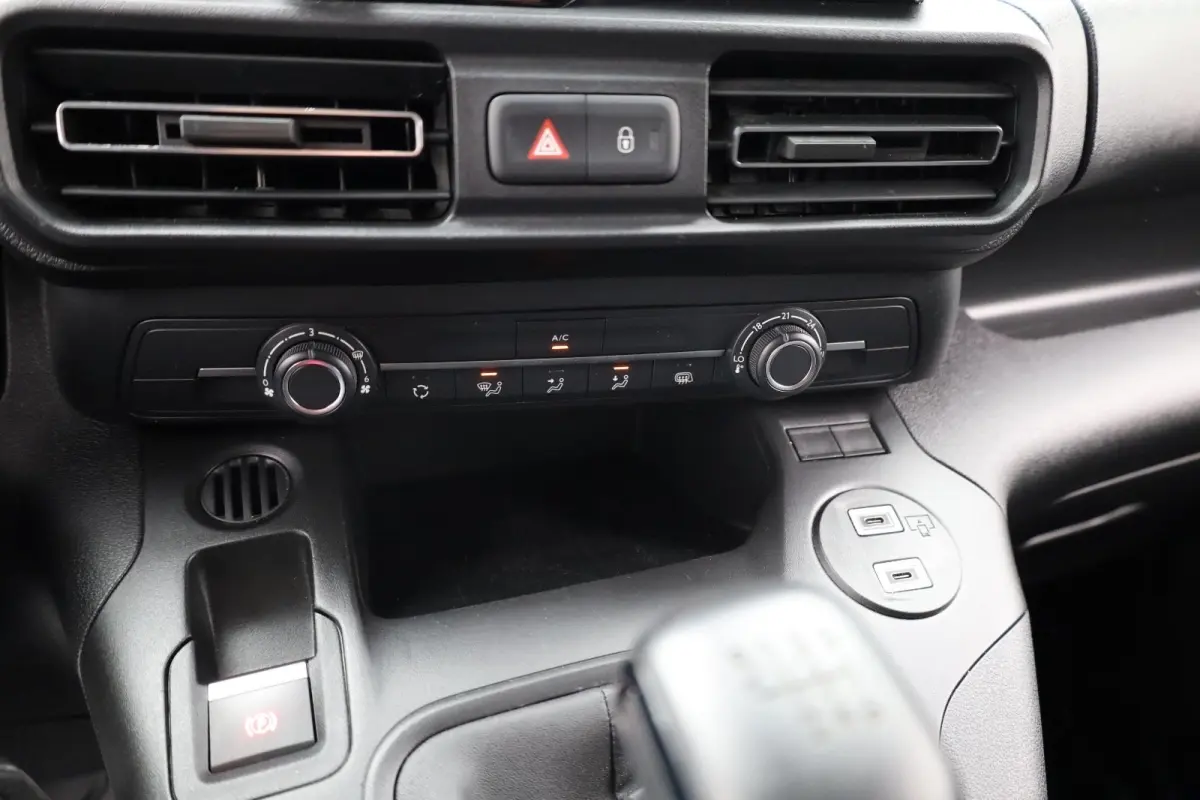 1.5 BlueHDi 100 S&S L1 Trekhaak | Kunststof Laadvloer | Camera | Navigatie | Carplay | Cruise | Airco | All-Season | Achteruitrij Camera | Airco | Apple Carplay/Android Auto|telefoonintegrat