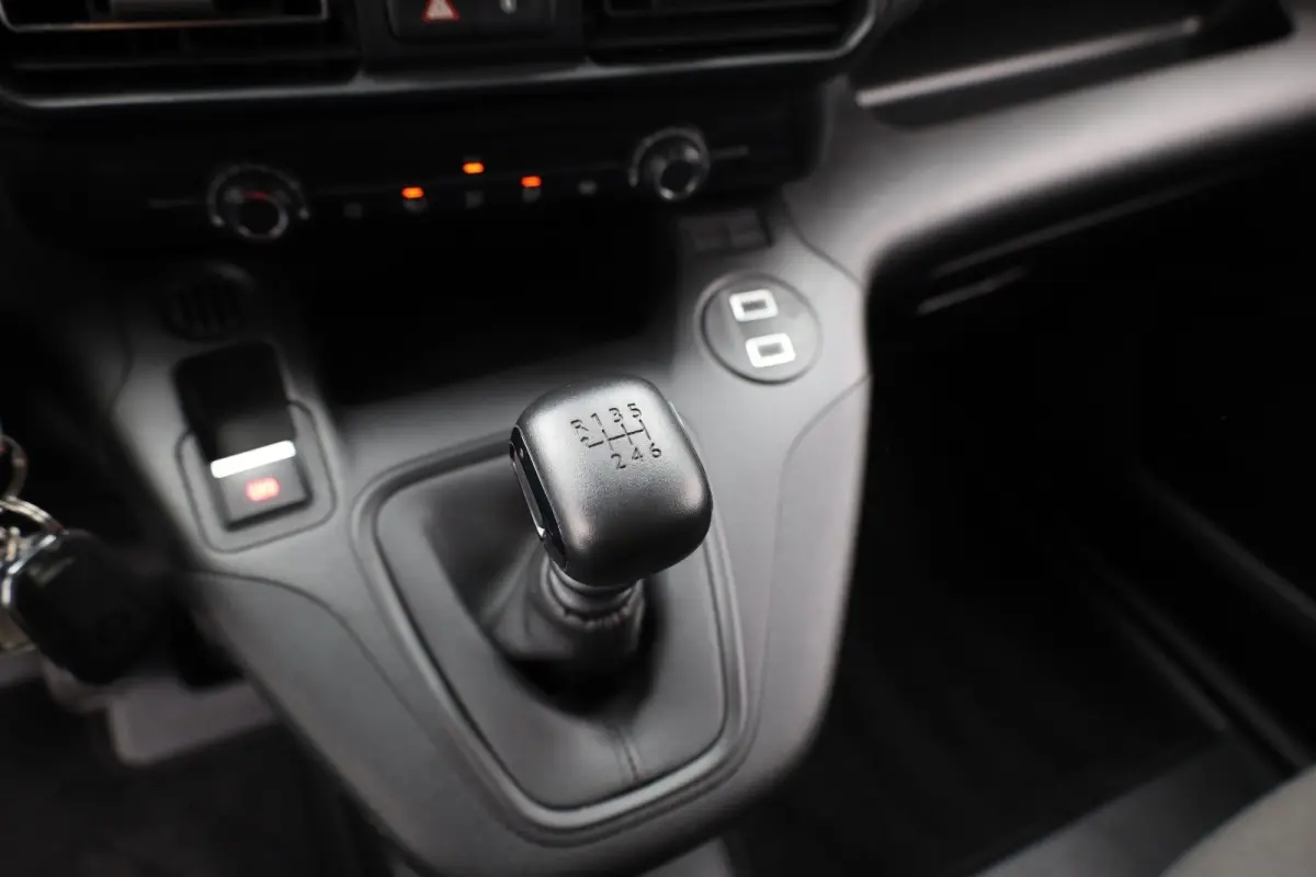 1.5 BlueHDi 100 S&S L1 Trekhaak | Kunststof Laadvloer | Camera | Navigatie | Carplay | Cruise | Airco | All-Season | Achteruitrij Camera | Airco | Apple Carplay/Android Auto|telefoonintegrat