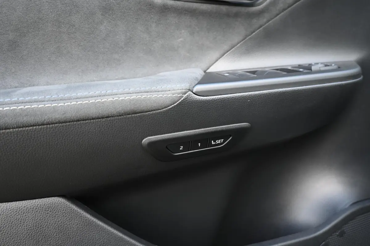 1.8 Hybrid 140 Dynamic | 10 jaar Garantie | Camera | Navi | JBL | Sportstoelen | Ambient Light