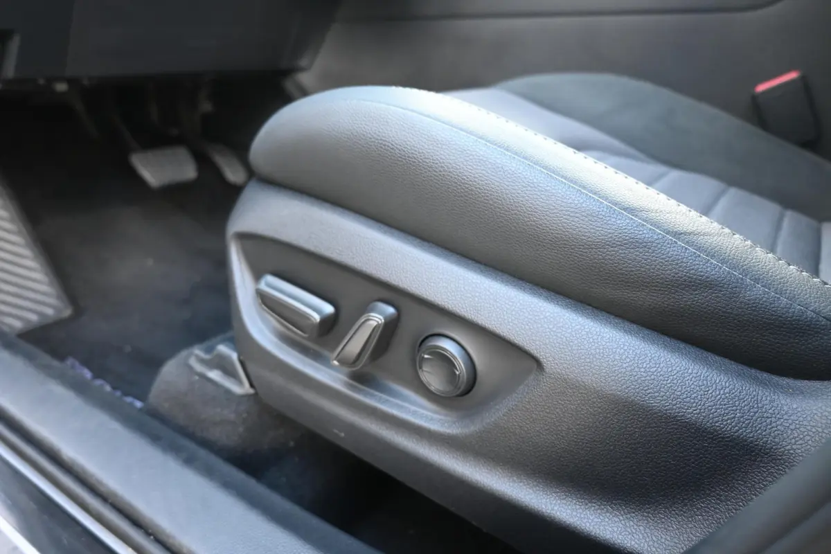 1.8 Hybrid 140 Dynamic | 10 jaar Garantie | Camera | Navi | JBL | Sportstoelen | Ambient Light
