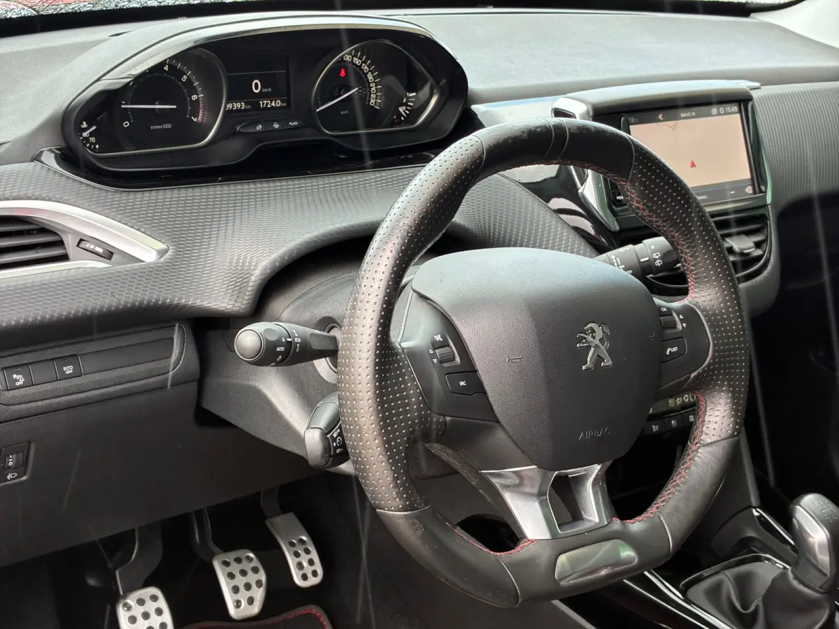 1.2 PureTech GT-line|D-riem v.v.|Panoramadak|Camera|Navigatie|CruiseControl|Trekhaak|Climatronic|PDC|